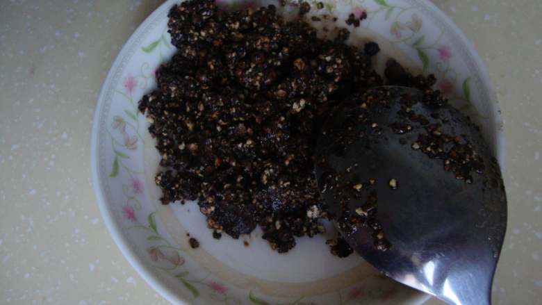 新加坡名菜:黑胡椒蟹,黑胡椒粒取一小碟,用<a style='color:red;display:inline-block;' href='/shicai/ 887'>黄油</a>炒香,倒入研磨机中打碎