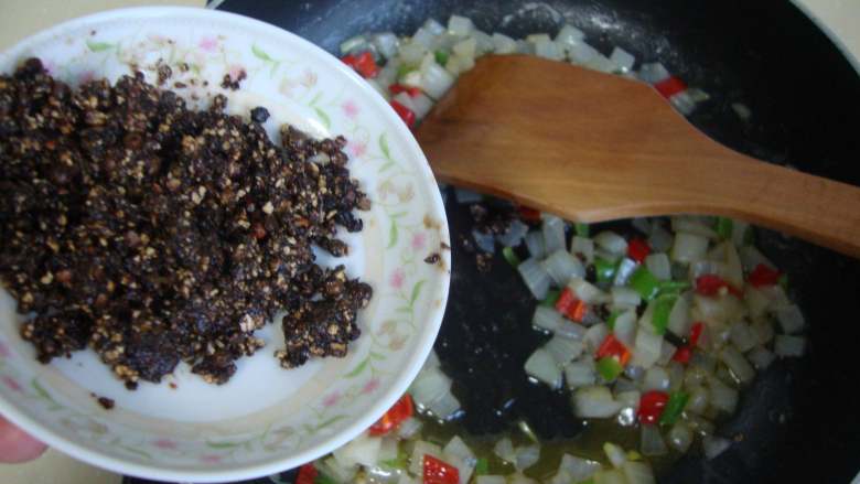 新加坡名菜:黑胡椒蟹,倒入打好的黑胡椒碎、<a style='color:red;display:inline-block;' href='/shicai/ 721'>蚝油</a>炒香