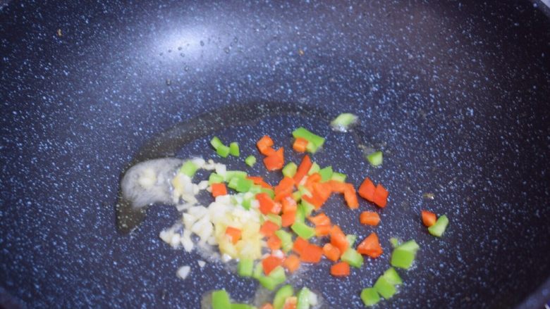 锅塌豆腐,锅中留少许底锅,放入蒜姜和青红椒炒出香味