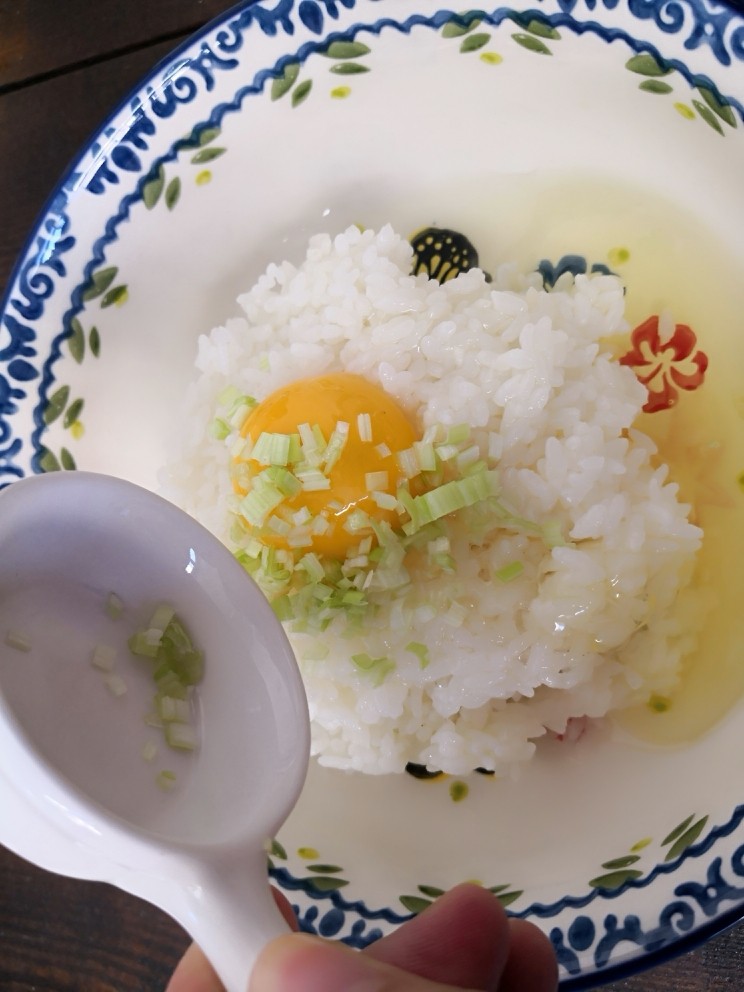时蔬虾肉饭,加入葱花