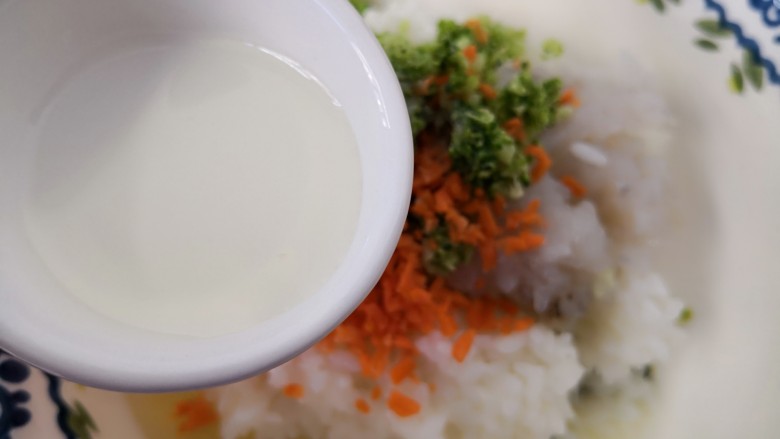 时蔬虾肉饭,加入<a style='color:red;display:inline-block;' href='/shicai/ 851'>橄榄油</a>