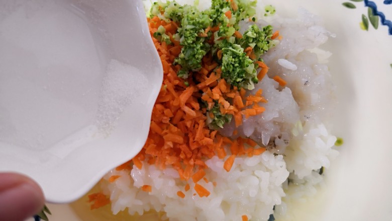 时蔬虾肉饭,加入食盐