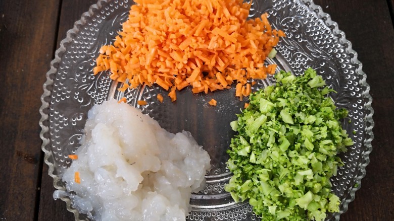 时蔬虾肉饭,同<a style='color:red;display:inline-block;' href='/shicai/ 25'>胡萝卜</a>和<a style='color:red;display:inline-block;' href='/shicai/ 287'>虾仁</a>都剁成末