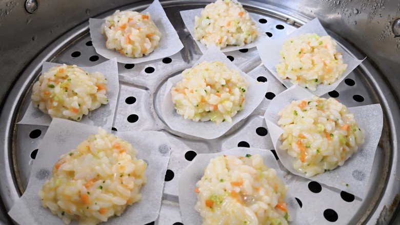 时蔬虾肉饭,分成若干小份,上锅蒸15分钟左右