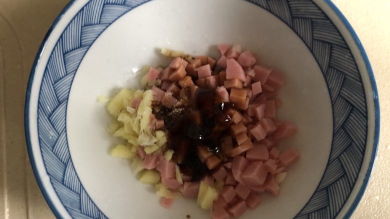 微波炉懒人娃娃菜,在小碗中加入适量盐,鸡精,酱油,蚝油。锅里烧热油淋在碗里。然后搅拌均匀。PS:油不宜太多。