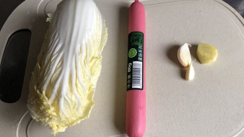 微波炉懒人娃娃菜,准备一颗娃娃菜,一根火腿肠,姜蒜适量。
