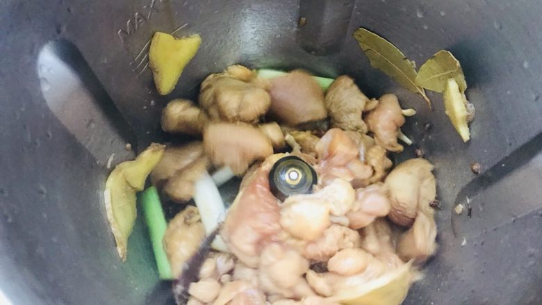 黄焖鸡米饭,一个程序结束后加入腌制好的鸡肉
(2)设置(5分钟120度L档)翻炒鸡肉