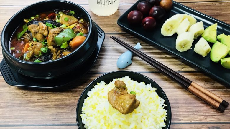 黄焖鸡米饭,自己在家轻松做【黄焖鸡米饭】鸡肉鲜嫩 又辣又香 不比外面的饭馆差哟 喜欢的小伙伴们 快快行动起来吧