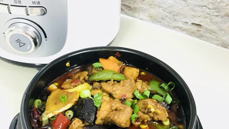 黄焖鸡米饭,美味的黄焖鸡米饭 这个菜有微微的辣味儿,如果特别喜欢辣,可以多加干辣椒并掰开煸炒。
最后的收汁自己把握,想要汤汁多一些可以少收一会儿,想要汤汁粘稠就多收一会儿,没有固定的标准。