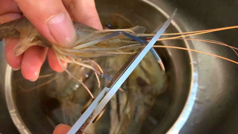 油爆虾,虾用淡盐水浸泡半个小时,冲洗干净,剪掉虾须