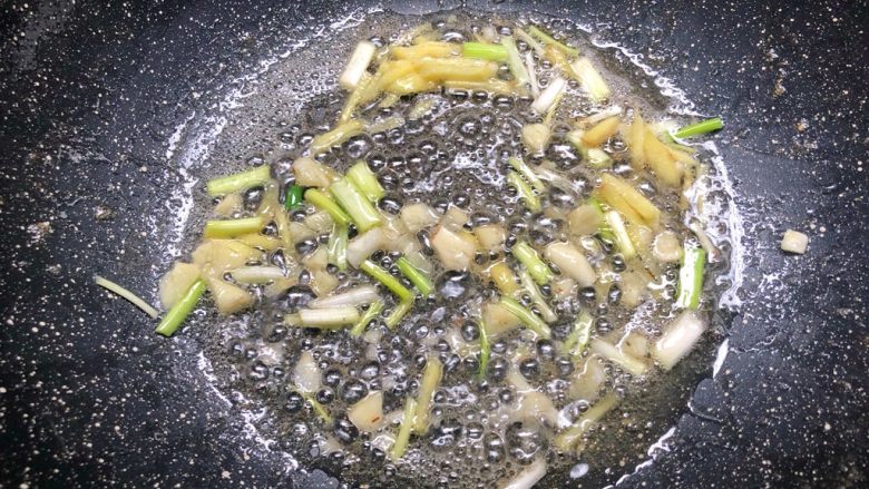 油爆虾,锅里剩少许底油,放入姜、蒜、葱白爆香