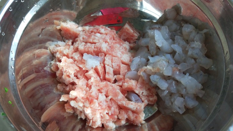 新文美食 花中王牡丹蒸饺,猪肉馅放入盆中,虾切成粒放入盆中。