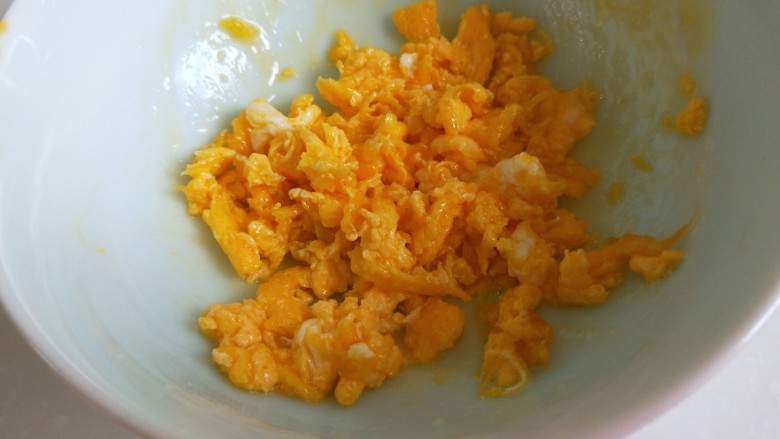 新文美食 花中王牡丹蒸饺,在炒出蛋黄碎。