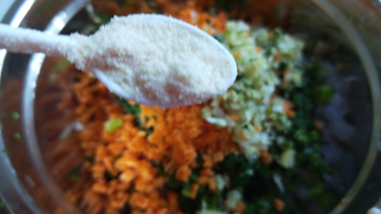 新文美食 花中王牡丹蒸饺,加入一勺<a style='color:red;display:inline-block;' href='/shicai/ 813'>鸡粉</a>。