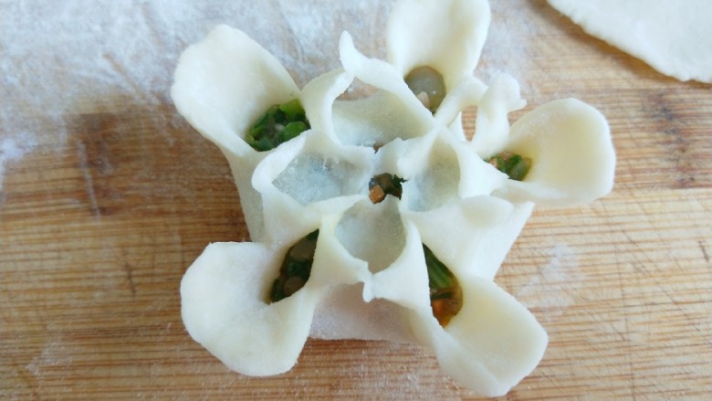 新文美食 花中王牡丹蒸饺,在捏出花心。一朵牡丹花就做好了。