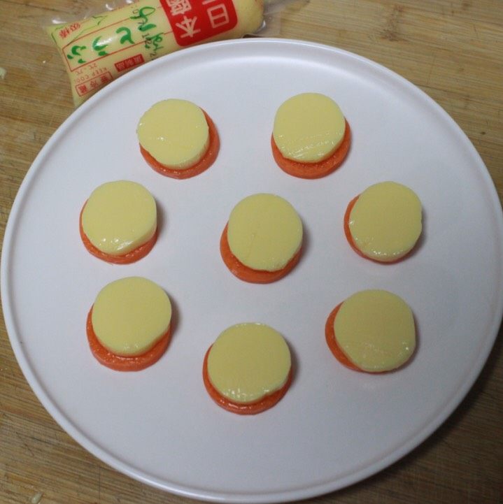 补钙就吃~鲜嫩爽口玉子虾仁,<a style='color:red;display:inline-block;' href='/shicai/ 477'>日本豆腐</a>也切块,切1㎝左右即可,放入胡萝卜上面。