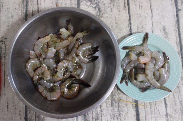 补钙就吃~鲜嫩爽口玉子虾仁,
大虾去头,去虾线,去壳备用。