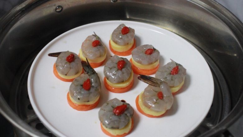 补钙就吃~鲜嫩爽口玉子虾仁,锅中烧水,水开放入玉子虾仁上锅大伙火蒸8分钟即可出锅。