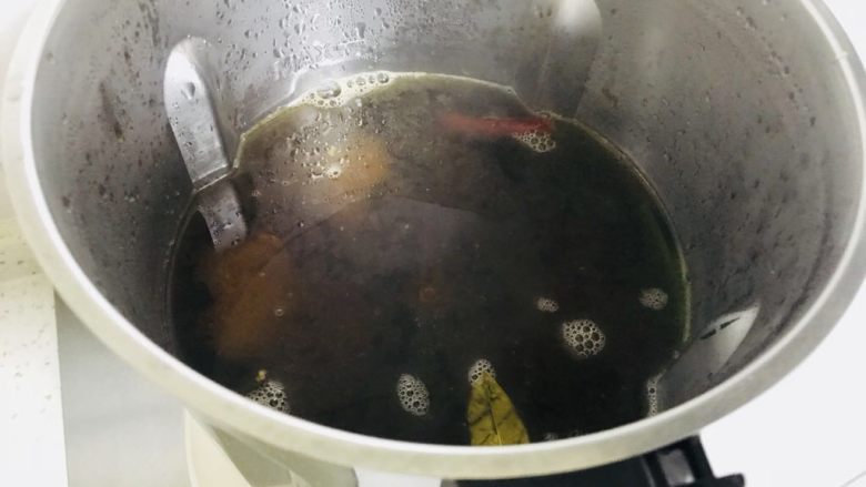 黄焖鸡米饭,一个程序结束后 加香菇 胡萝卜加入泡香菇的水 以及适量清水没过鸡肉两厘米高
(3)设置(15分钟120度)