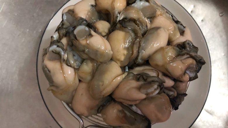 海蛎煎,海蛎清洗干净,用漏勺沥干水分