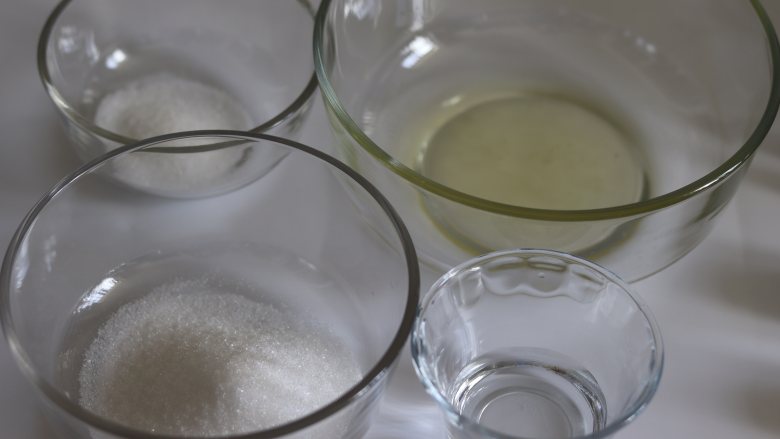 甜蜜蛋白糖 治愈系小确幸,称重材料,分蛋,取蛋白到干净无水无油的盆中。