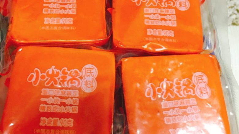 干锅掌翅,这是我买的火锅料,一大包里面四小包,这次人比较多,食材也多,所以用了两小袋