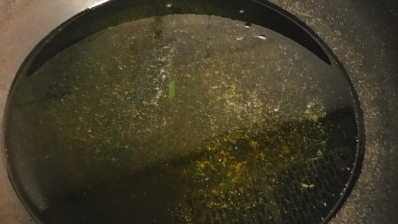 干锅掌翅,锅内加油烧热,用来炸食材,所以油稍微多点