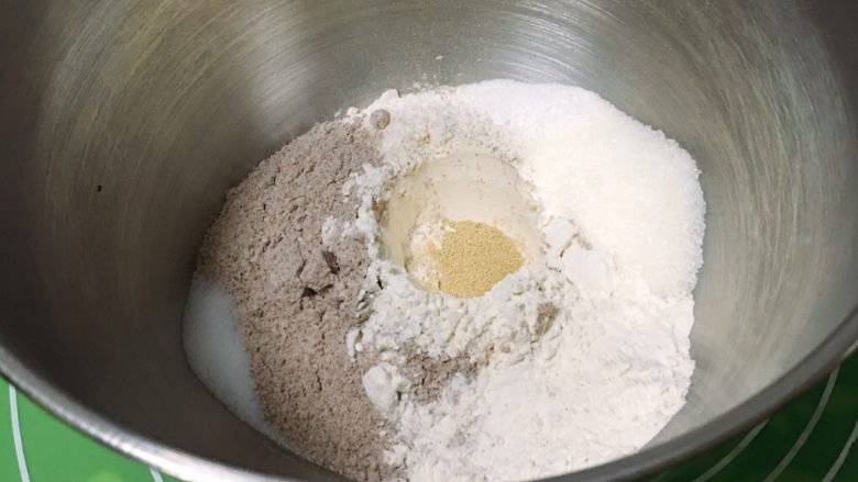 黑麦奶酪餐包,黑麦粉和高筋粉混合,盐和细砂糖对角放,中间挖个坑放入<a style='color:red;display:inline-block;' href='/shicai/ 739'>发酵粉</a>。