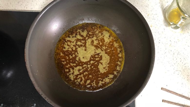 冷吃牛肉,另起油锅,熟油后快进快出,用筷子弄好散