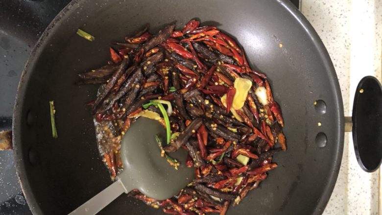 冷吃牛肉,加入卤肉的卤水,喜欢辣的可以完全淹没
