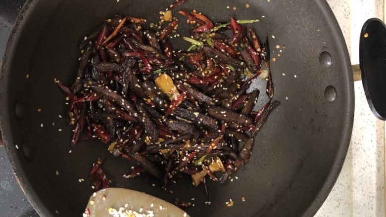 冷吃牛肉,加盐和糖,适当自己调味