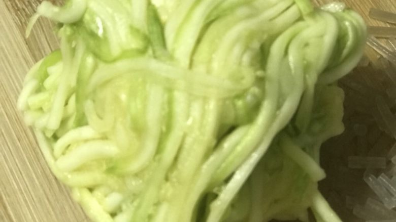 西葫芦小饼,出水后 捏去水分 切碎