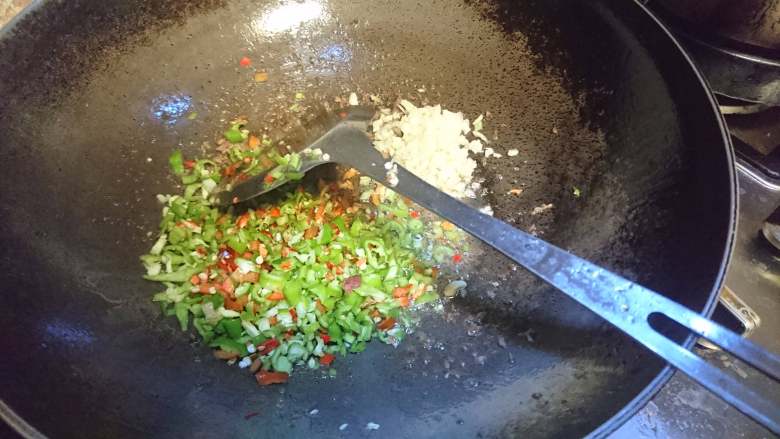 田园晒豆角,青椒大蒜单独爆香,少许盐调味