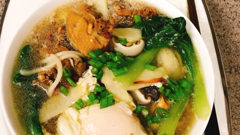鸡肉青菜面,加入生抽一勺,芝麻油适量,盐适量,白糖一勺提鲜,
起锅,撒上<a style='color:red;display:inline-block;' href='/shicai/ 3250'>葱</a>花,
美美的开吃咯。
每天坚持更新菜谱,所有菜品都是当天晚餐菜品,不为艺术摆拍,只为每天下班后的你,有一份温暖的想法。喜欢我的,关注我哦,你们的关注,是我每天坚持更的动力。