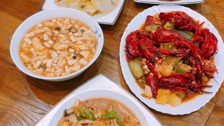 蒜香小龙虾,吃饭咯。
每天坚持更新菜谱,所有菜品都是当天晚餐菜品,不为艺术摆拍,只为每天下班后的你,有一份温暖的想法。喜欢我的,关注我哦,你们的关注,是我每天坚持更的动力。