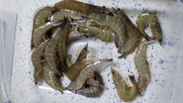 蚝油黄焖虾,将<a style='color:red;display:inline-block;' href='/shicai/ 300'>虾</a>切除<a style='color:red;display:inline-block;' href='/shicai/ 300'>虾</a>线，清洗干净放在容器里面备用。