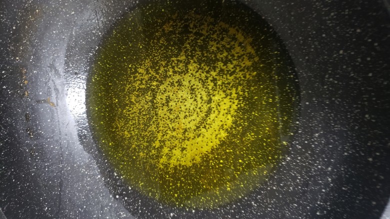 蚝油黄焖虾,锅内倒入适量<a style='color:red;display:inline-block;' href='/shicai/ 846'>色拉油</a>，开启中火，油温至八成热。