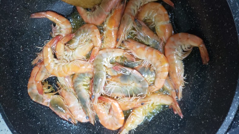 蚝油黄焖虾,把控干水分虾倒入锅中翻炒，到虾变成红色，虾皮变脆控干油出锅。