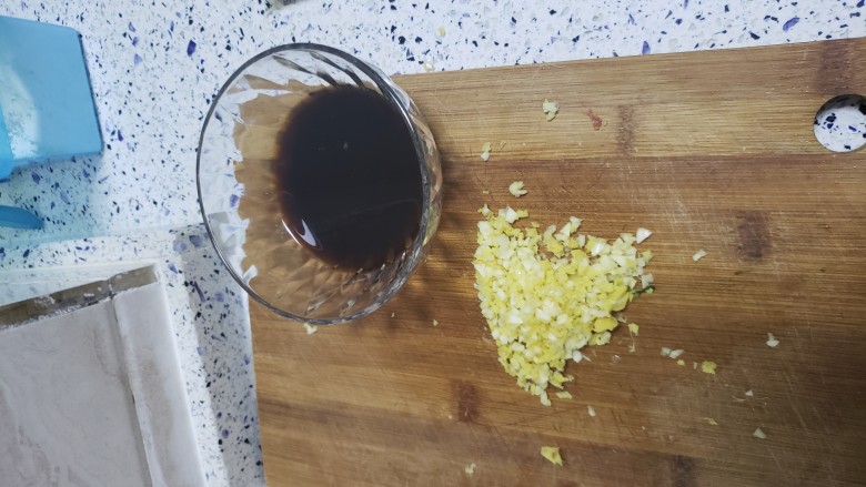 蚝油黄焖虾,准备<a style='color:red;display:inline-block;' href='/shicai/ 37'>姜</a>蒜砌末，把<a style='color:red;display:inline-block;' href='/shicai/ 721'>蚝油</a>、<a style='color:red;display:inline-block;' href='/shicai/ 788'>生抽</a>、<a style='color:red;display:inline-block;' href='/shicai/ 718'>料酒</a>、<a style='color:red;display:inline-block;' href='/shicai/ 3729'>白糖</a>、盐、<a style='color:red;display:inline-block;' href='/shicai/ 756'>鸡精</a>倒入碗内调制均匀备用。