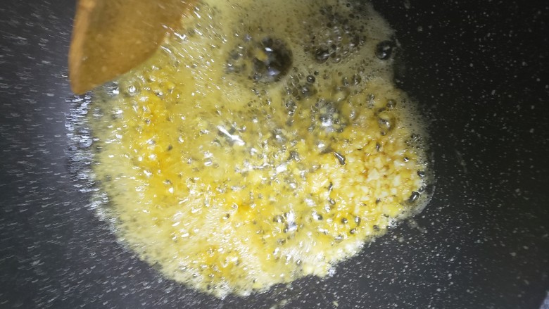 蚝油黄焖虾,锅内再次倒入适量色拉油，把姜蒜爆香。