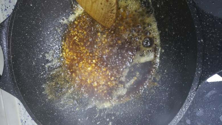 蚝油黄焖虾,再次把调制好蚝油、生抽、料酒、白糖、鸡精、盐倒入锅内。