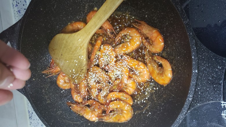 蚝油黄焖虾,把虾控干油虾倒入锅中，加上<a style='color:red;display:inline-block;' href='/shicai/ 666'>芝麻</a>，中火收汁即可。