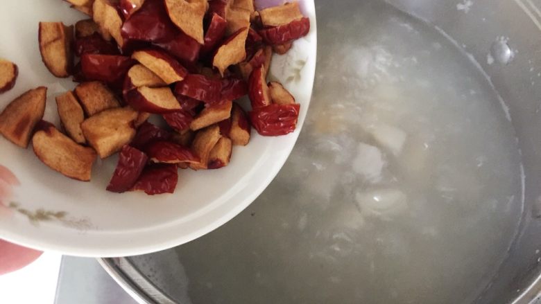 桂花芋艿红枣羹,芋艿汤烧开后转小火煮个5分钟左右,把红枣倒入,盖上锅盖继续煮5分钟左右