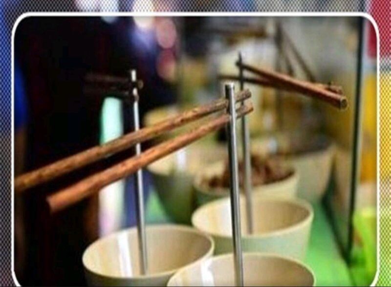 有家面馆，卖的面，筷子是悬空的，为什么？秘密在什么地方？