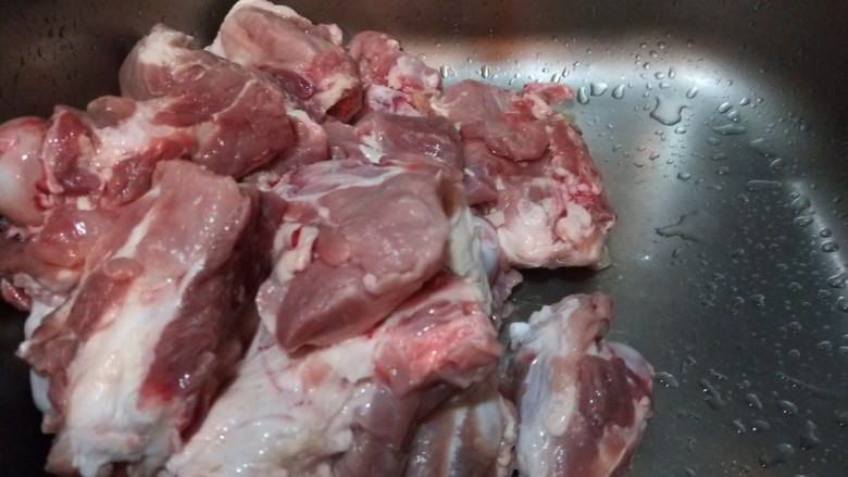 新文美食 卤煮大棒骨,大棒骨八个,买的时候就叫他们给剁成两节。
