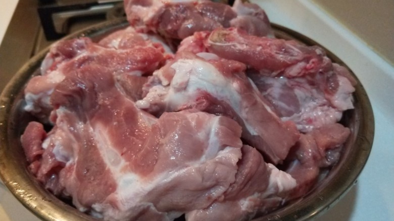 新文美食 卤煮大棒骨,在用清水泡两个小时捞出来。