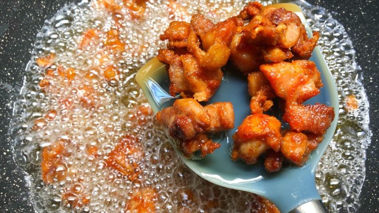 辣子鸡,炸至这样就可以捞起来,沥油待用