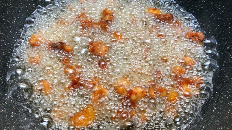 辣子鸡,待油温升高,再次倒入复炸
