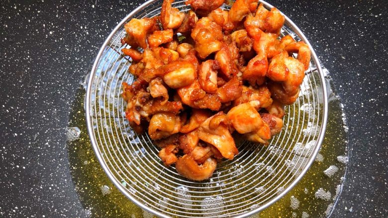 辣子鸡,鸡块炸至焦黄捞起来