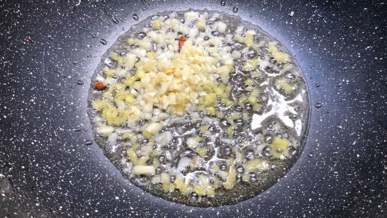 辣子鸡,锅里剩少许底油,爆香姜蒜末